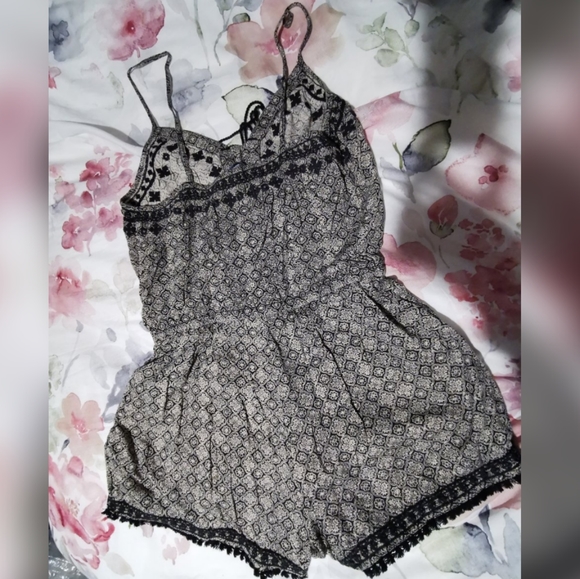 (2 for $40) AE NWT Black & White Romper - Picture 4 of 5